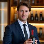 Portrait de Marc Leroy, Sommelier International, avec une bouteille de vin du nouveau monde