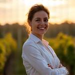 Portrait de Céline Dupont, Sommelière Senior, souriante dans un vignoble